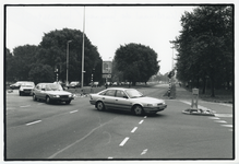 404942 Afbeelding van personenauto's die als sluipverkeer vanaf de Kardinaal de Jongweg te Utrecht de Juliusstraat inrijden.